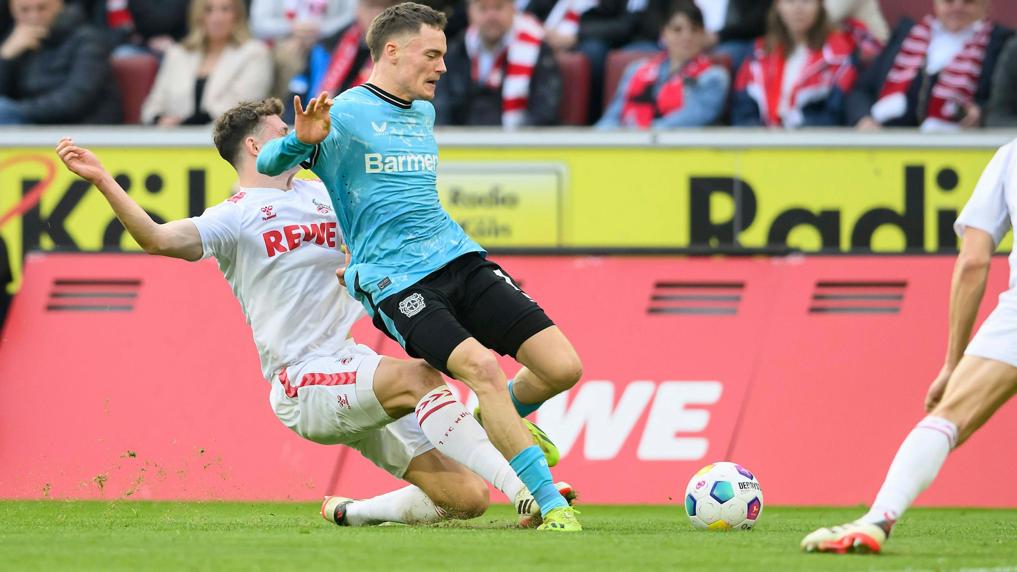 Eric Martel rutscht Florian Wirtz von hinten in die Beine.