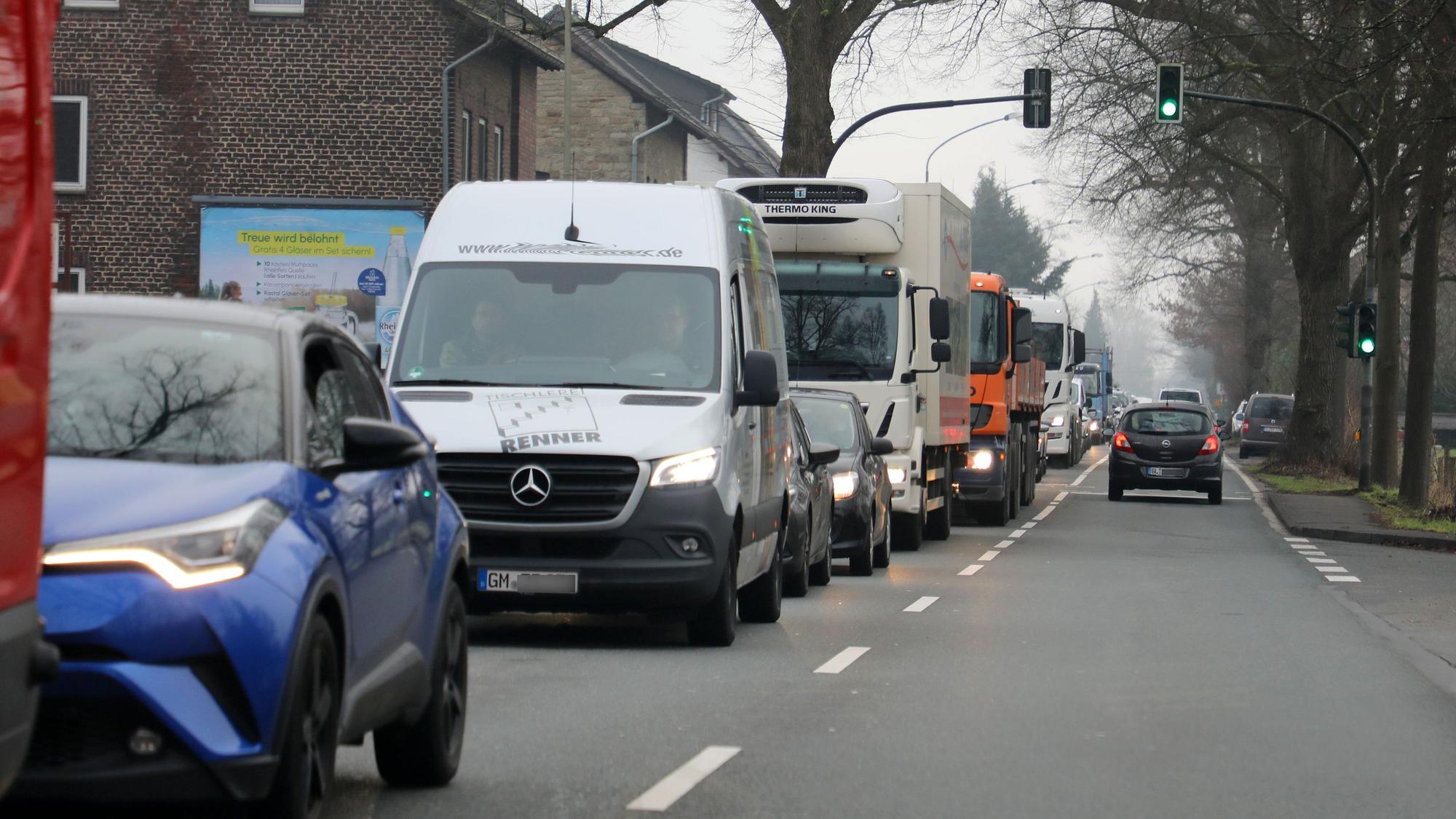 Eine Stau-Autoschlange steht auf der Lindlarer Straße zwischen Untereschbach und Immekeppel.
