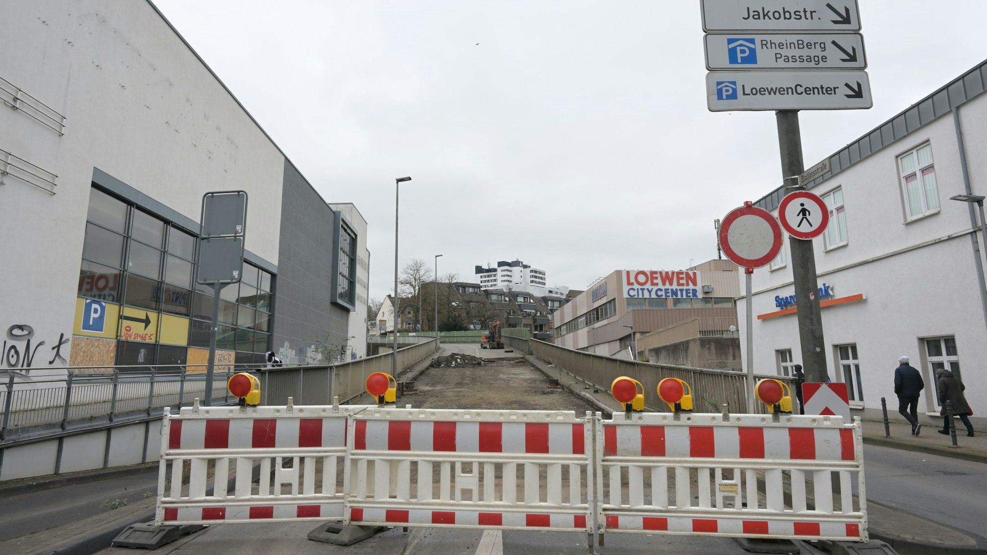 Mit Warnbaken ist die Stationsstraße in Bergisch Gladbach abgesperrt.