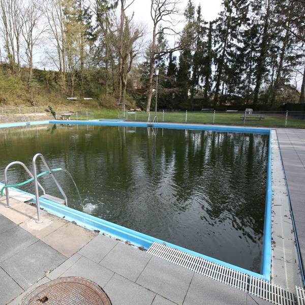 Ein kleines Schwimmbecken mit blauer Umrandung.