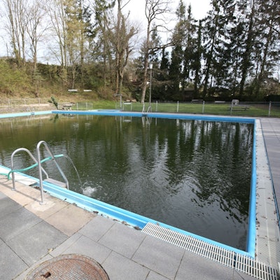 Ein kleines Schwimmbecken mit blauer Umrandung.