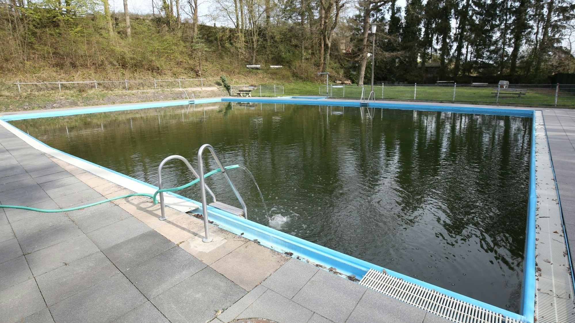 Ein kleines Schwimmbecken mit blauer Umrandung.