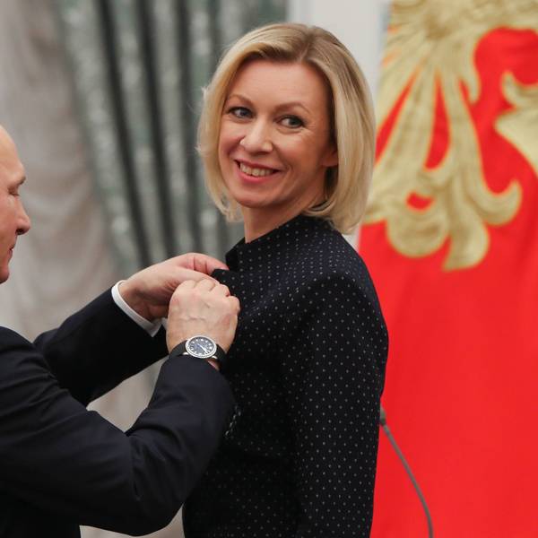 Maria Sacharowa (r.) zusammen mit Kremlchef Wladimir Putin. Die Sprecherin des russischen Außenministeriums hat deutschen Journalisten gedroht. (Archivbild)