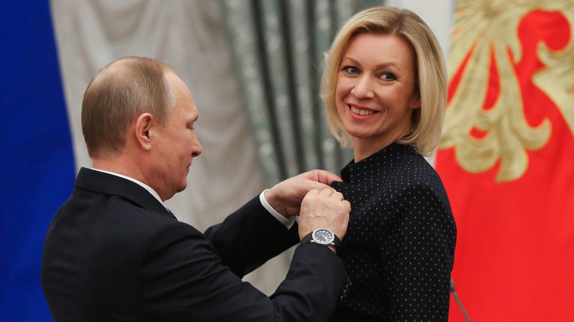 Maria Sacharowa (r.) zusammen mit Kremlchef Wladimir Putin. Die Sprecherin des russischen Außenministeriums hat deutschen Journalisten gedroht. (Archivbild)
