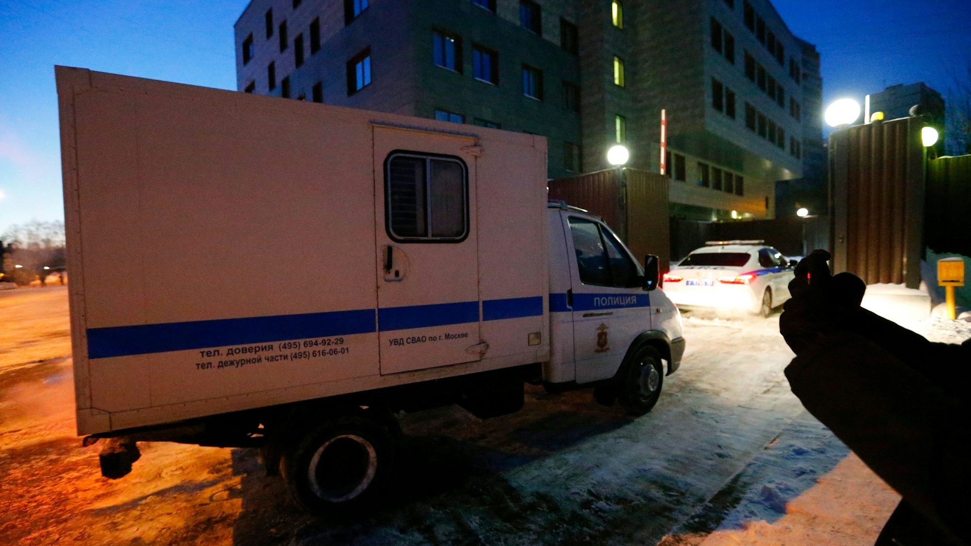 Ein Polizeiwagen mit dem russischen Oppositionspolitiker Alexej Nawalny kommt vor dem Beginn des Prozesses zum Bezirksgericht Babuschkinskij an.