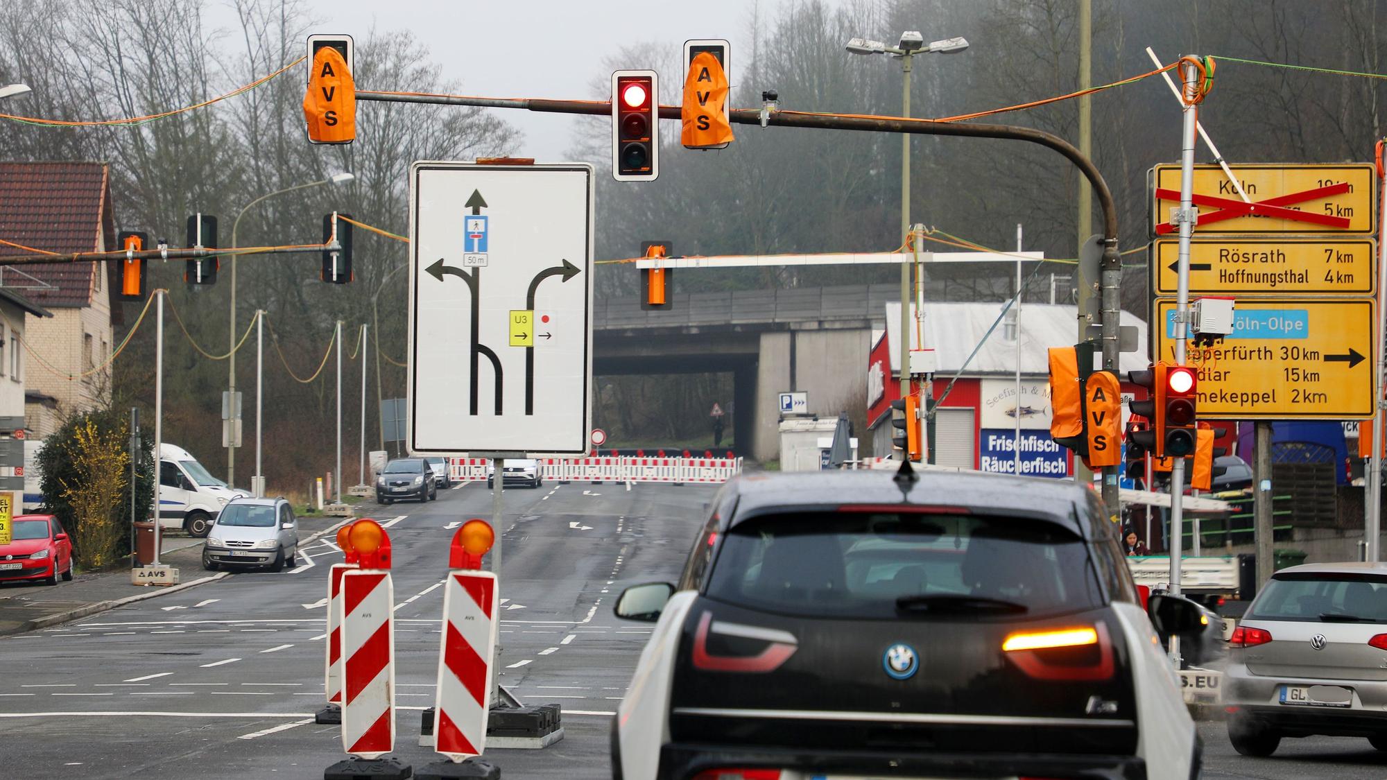 Zu sehen sind Autos vor einer gesperrten Straße.