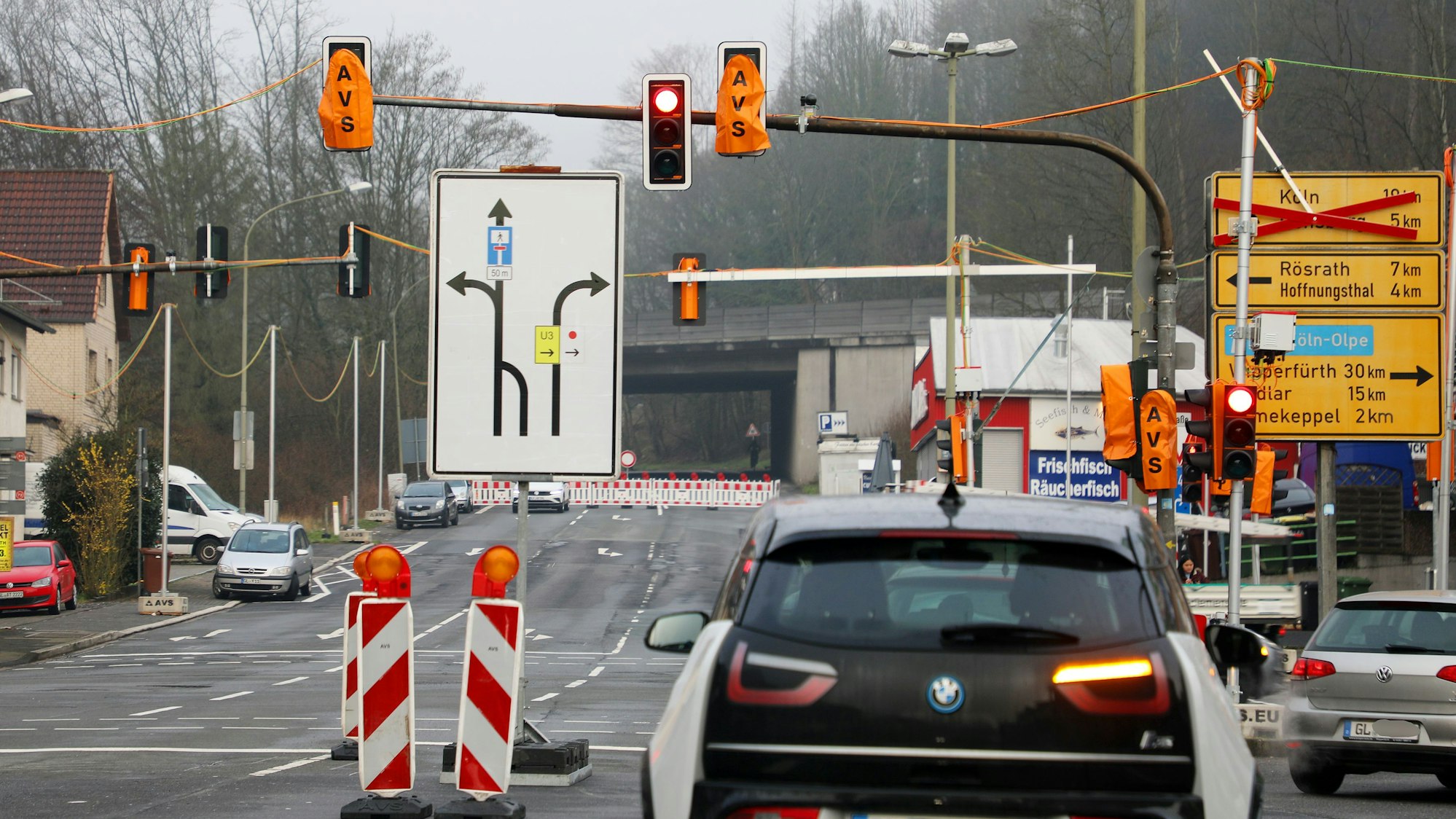Zu sehen sind Autos vor einer gesperrten Straße.
