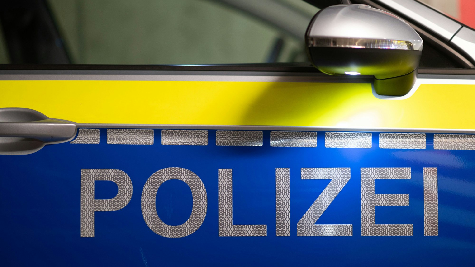Polizei ist auf der Tür eines Polizeiautos zu lesen.