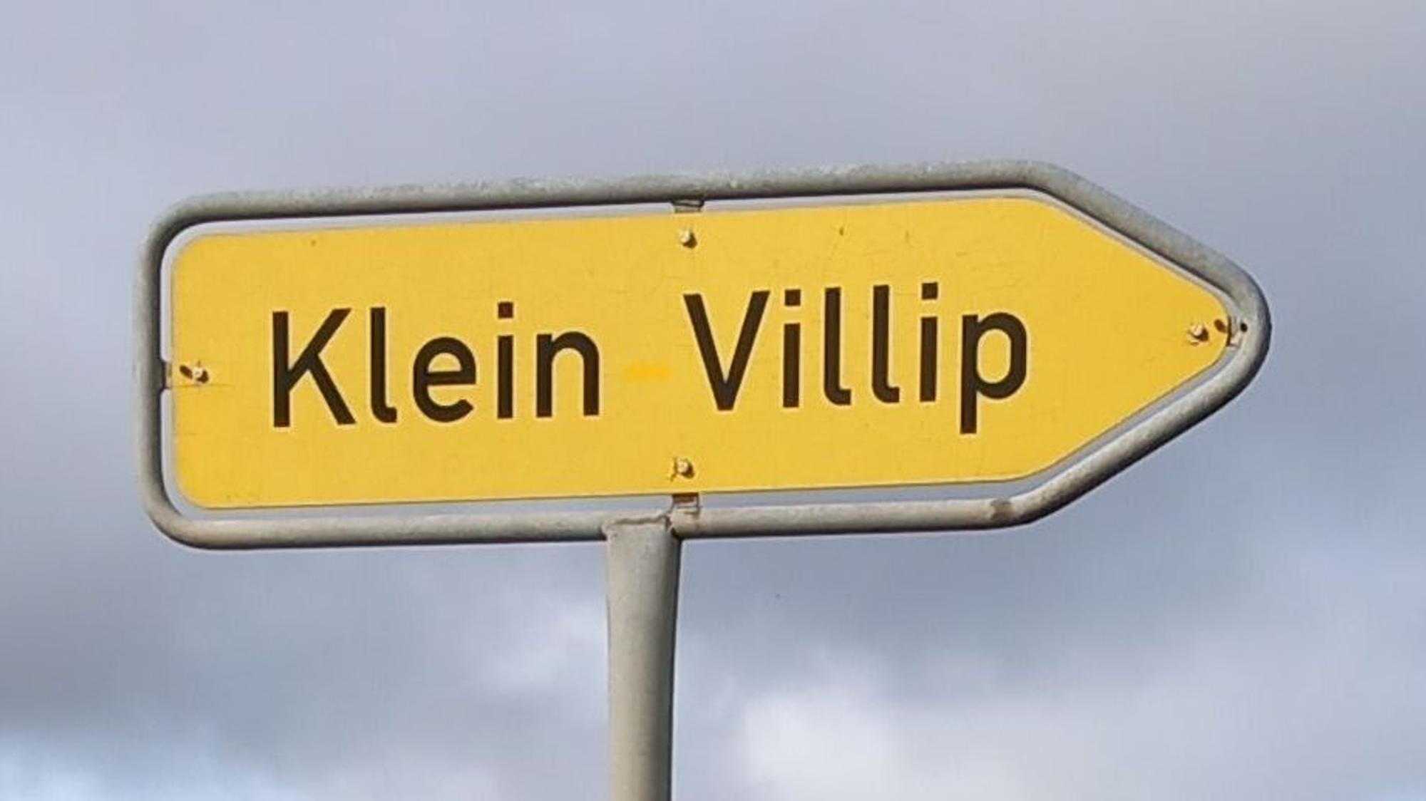 Das Ziel der Spaziergänger in den Feldern: Klein Villip.