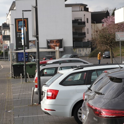 Autos, die vor dem Aldi in Kaldauen parken, müssen nach dem Einkauf auf die Hauptstraße zurücksetzen