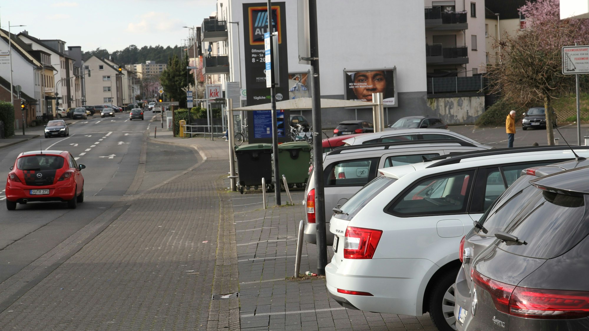 Autos, die vor dem Aldi in Kaldauen parken, müssen nach dem Einkauf auf die Hauptstraße zurücksetzen