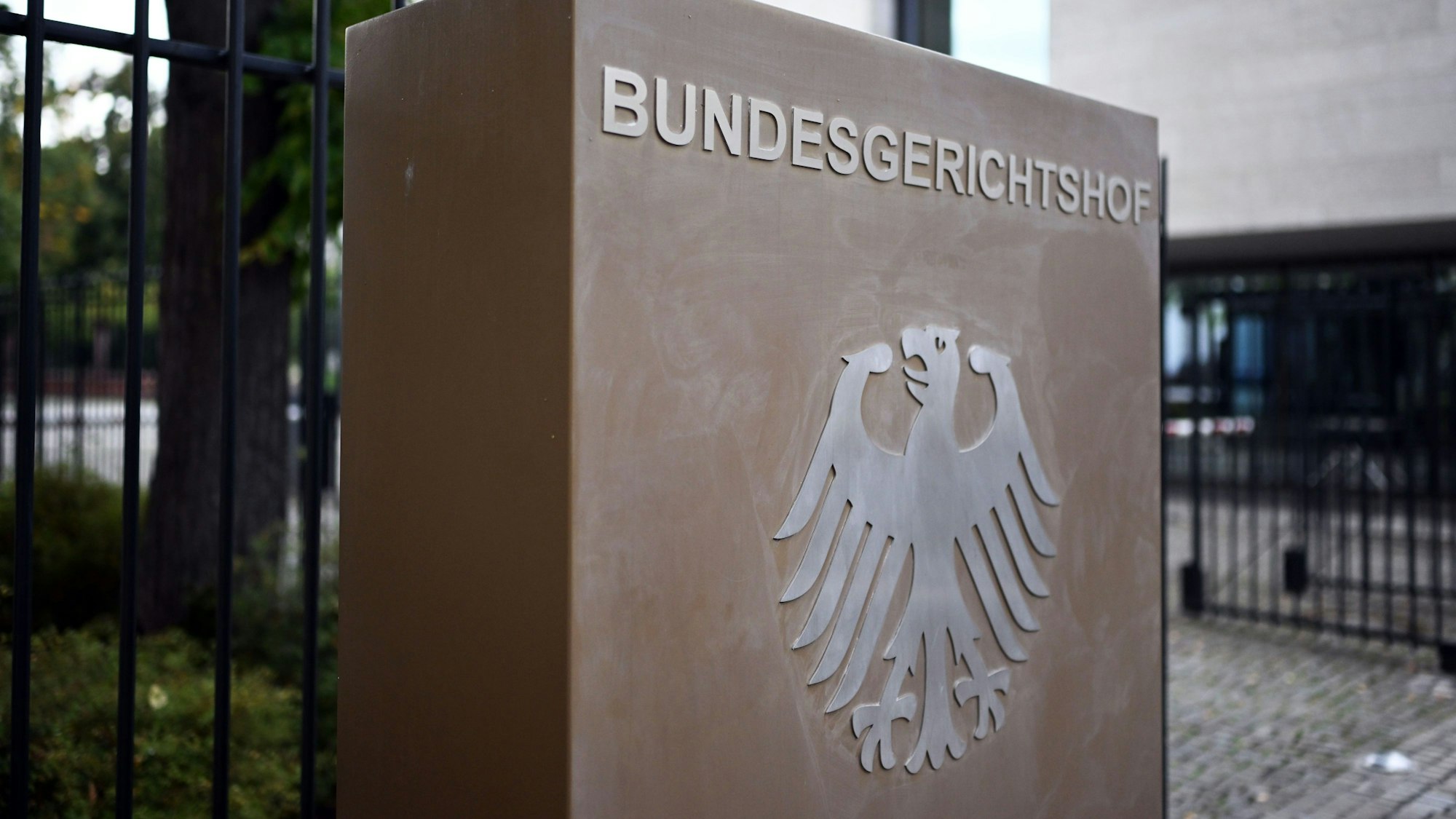 Ein Hinweisschild mit Bundesadler und der Aufschrift Bundesgerichtshof, aufgenommen vor dem Bundesgerichtshof (BGH).
