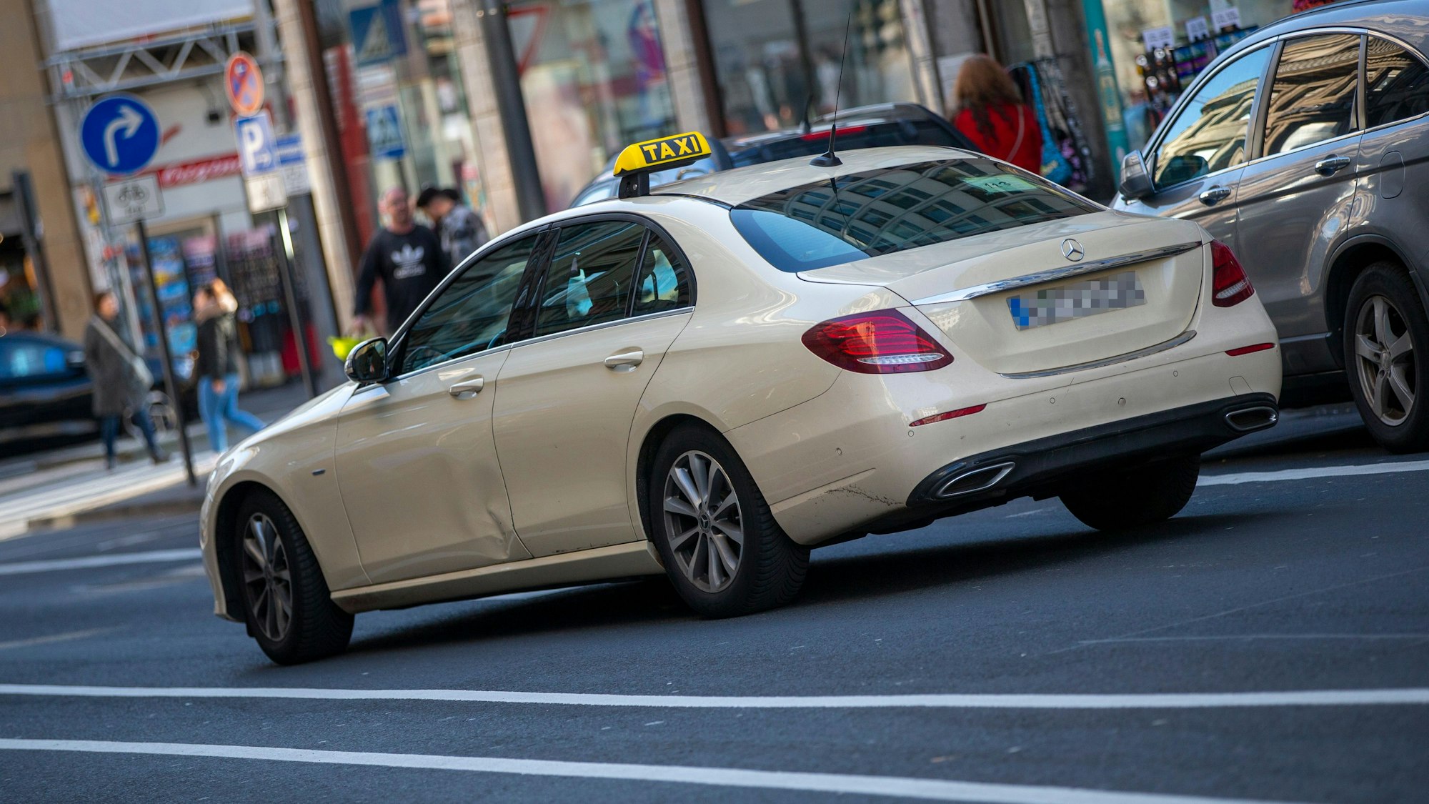 Im Dauereinsatz: die Taxi-Flotte und Mietwagen.