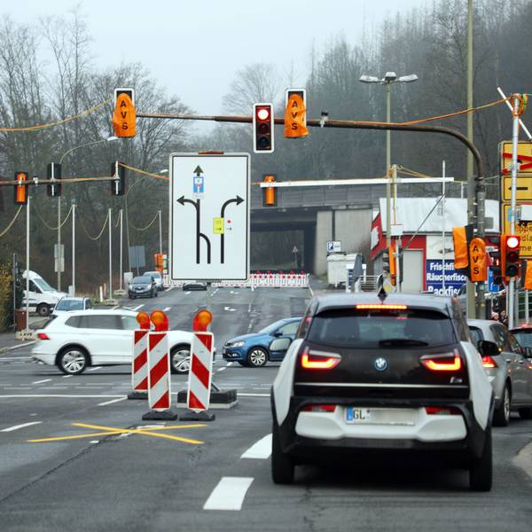Zahlreiche Schilder und Ampeln stehen an der zentralen Kreuzung in Overath-Untereschbach vor dem für den Durchgangsverkehr gesperrten Abschnitt der Landstraße 136 in Richtung Bensberg.