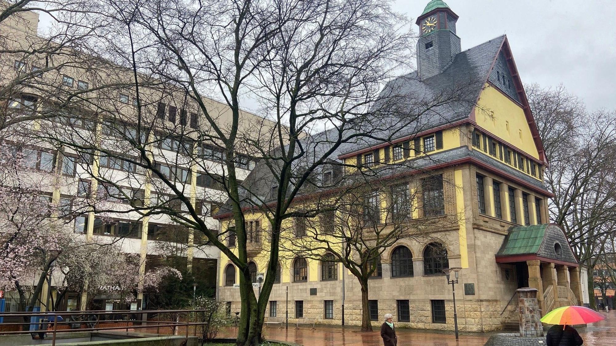 Auf dem Bild ist das Frechener Rathaus zu sehen.