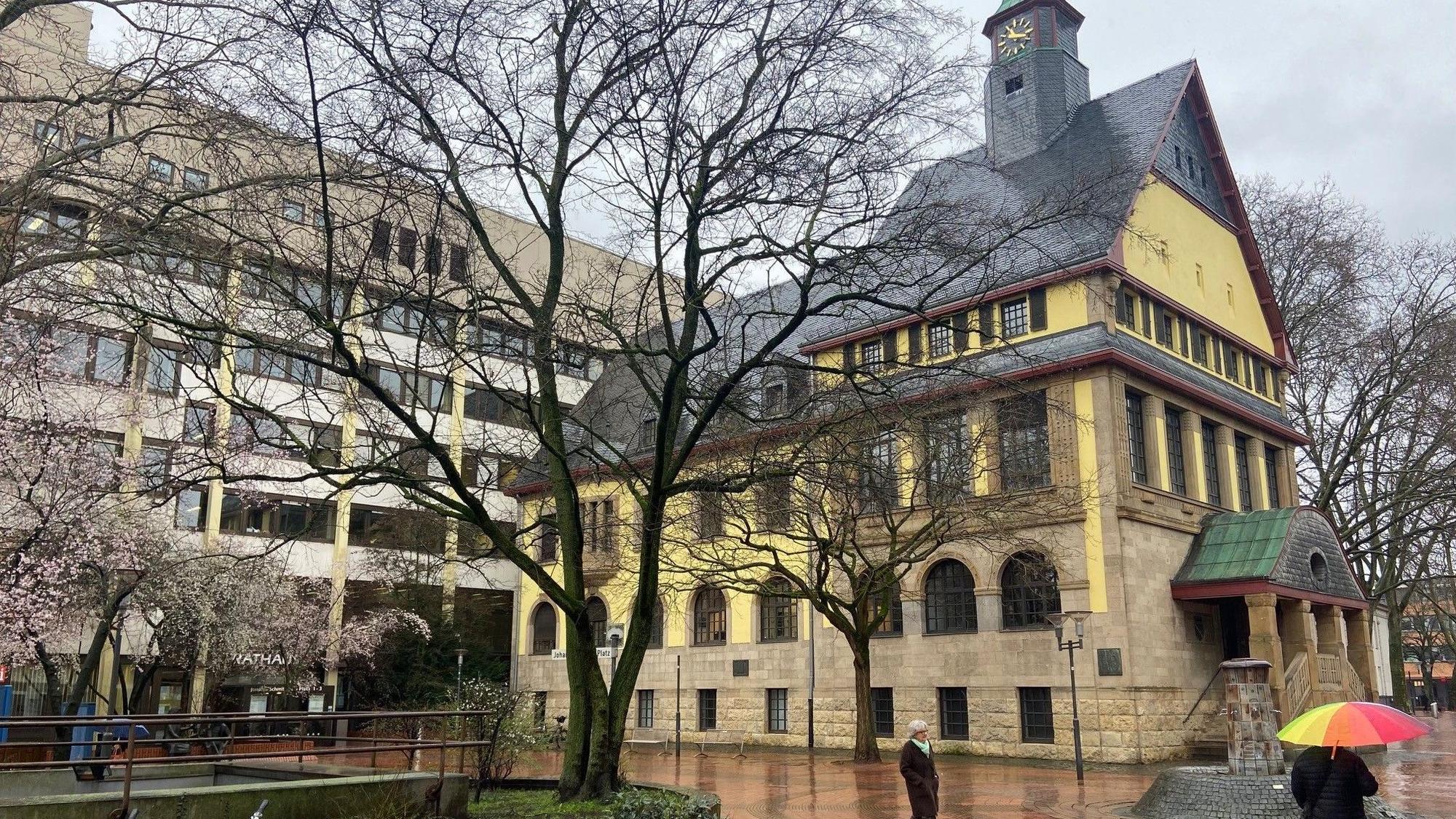 Auf dem Bild sind die Gebäude des alten und neuen Rathauses in Frechen zu sehen.