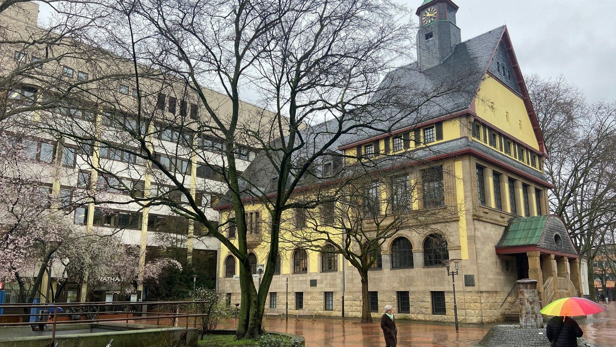 Auf dem Bild sind die Gebäude des alten und neuen Rathauses in Frechen zu sehen.