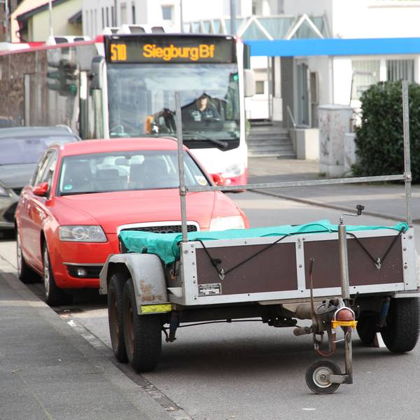 Autos und ein Bus auf einer Hauptstraße