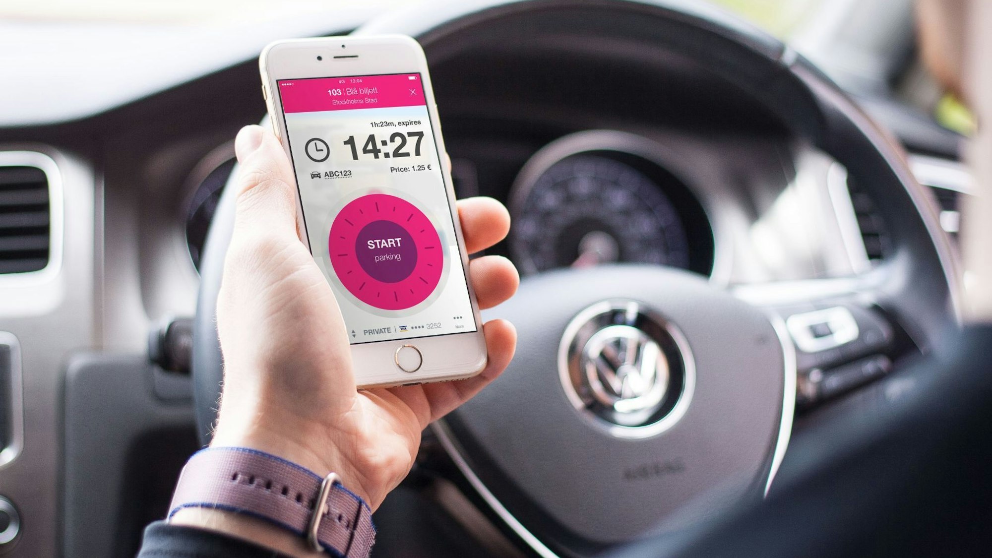 Zu sehen ist ein Handy mit der App Easypark.