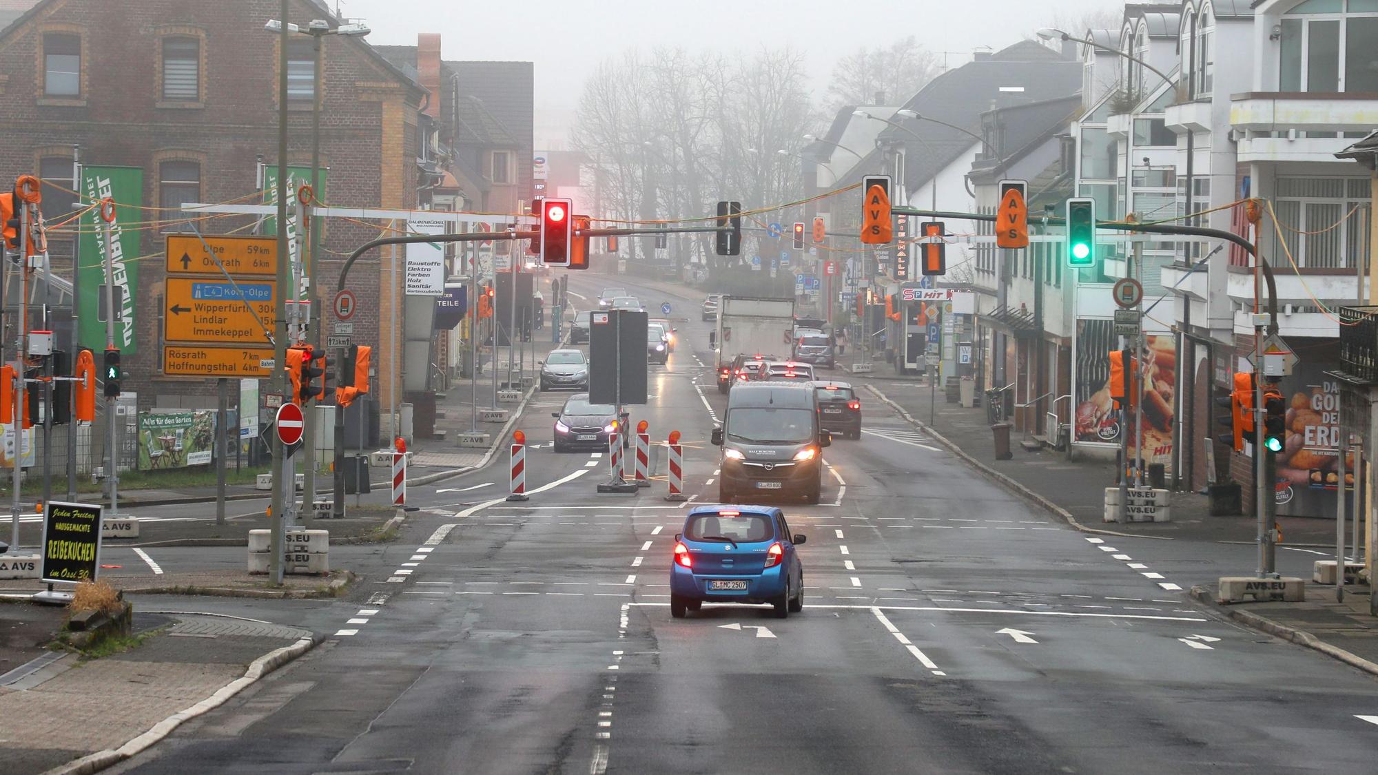 Autos stehen an einer mit Baustellenampeln und Schildern umgerüsteten Kreuzung in Overath-Untereschbach.