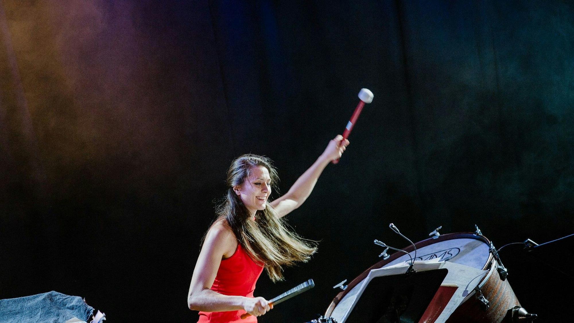 Die Schlagzeugerin Vivi Vassileva spielt im Familienkonzert des Gürzenich-Orchesters.