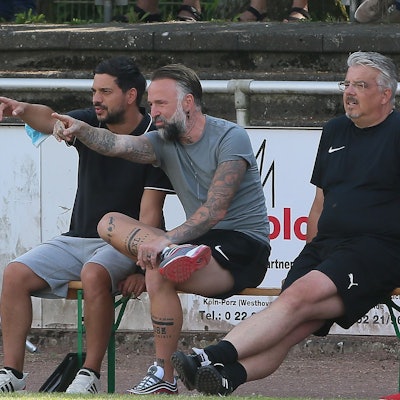 SpVg Porz vs. FC Viktoria Köln, Testspiel, Sportanlage Brucknerstraße Porz, von links: Co-Trainer Ignazio Giambrone, Trainer Jonas Wendt (SpVg Porz), 26.06.2021, Bild: Herbert Bucco