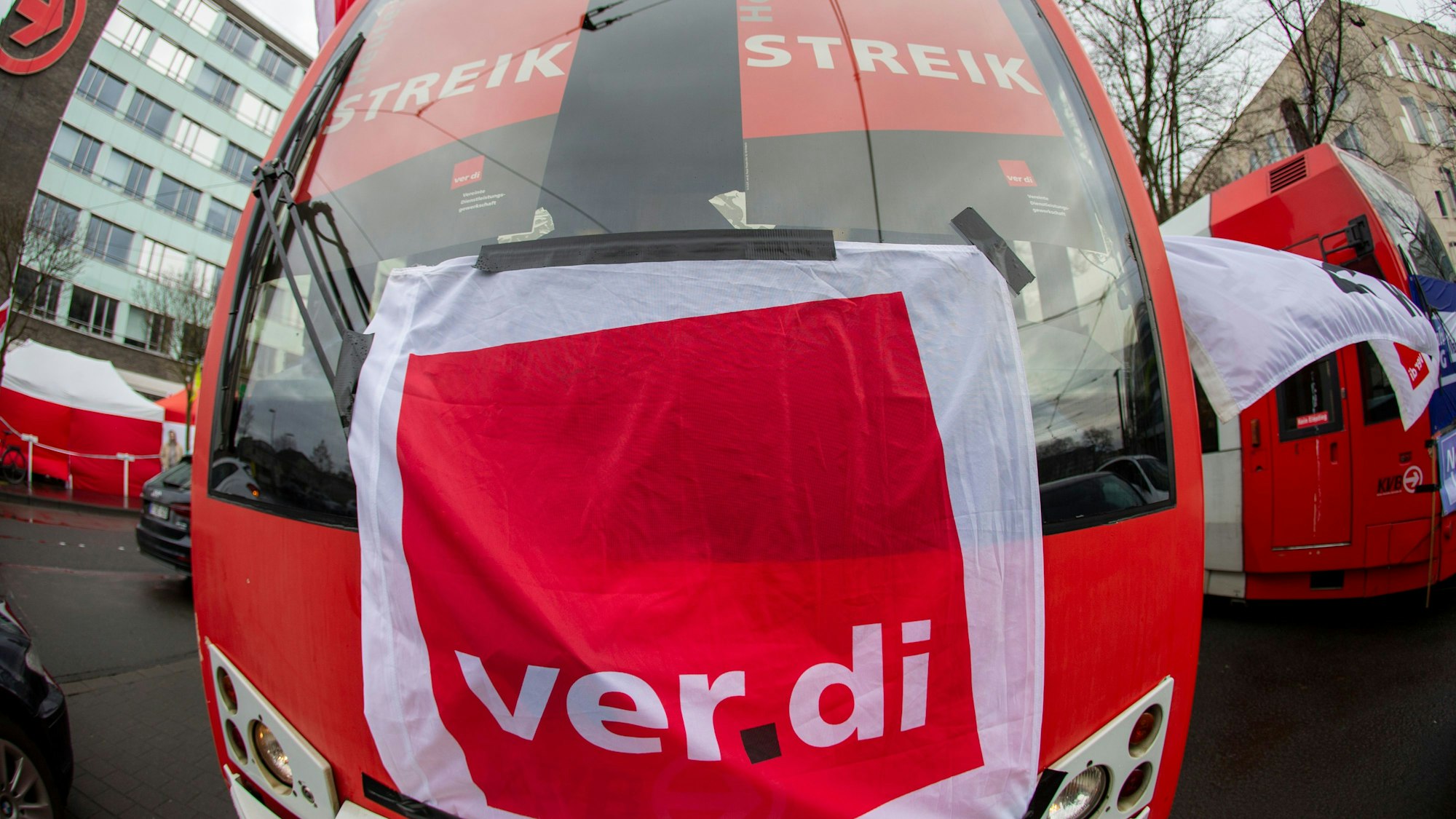 Zum 1. Juli sollten die Ticketpreise im Verkehrsverbund Rhein-Sieg um 10,4 Prozent angehoben werden. Nun soll darauf verzichtet werden.