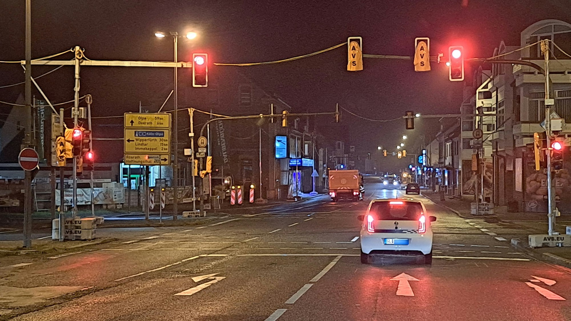 Eine Baustellen-Ampelanlage wird in Overath-Untereschbach eingerichtet.