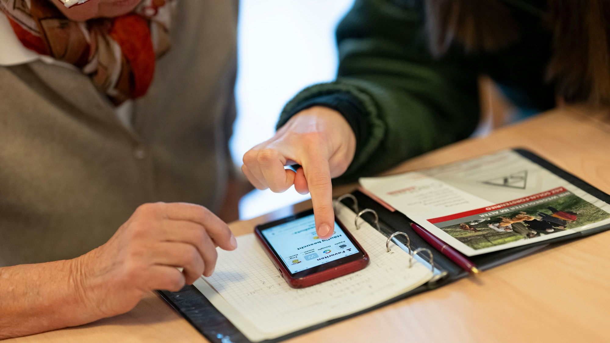 Mehr Unterstützung für Senioren durch niedrigschwellige Angebote bei der Nutzung von digitalen Medien fordert die SPD-Opposition im Düsseldorfer Landtag.