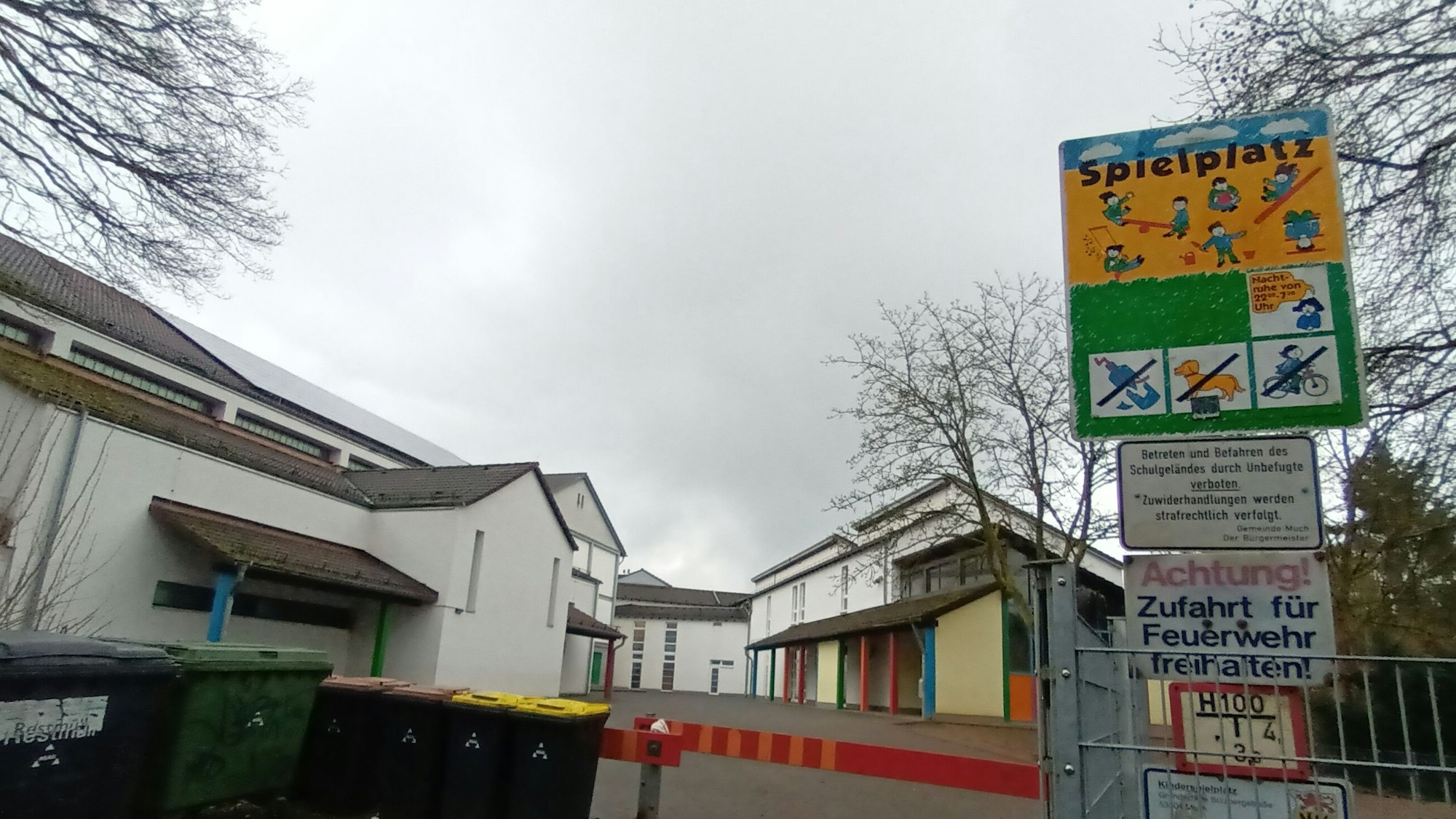 Gebäude auf umzäunten Gelände