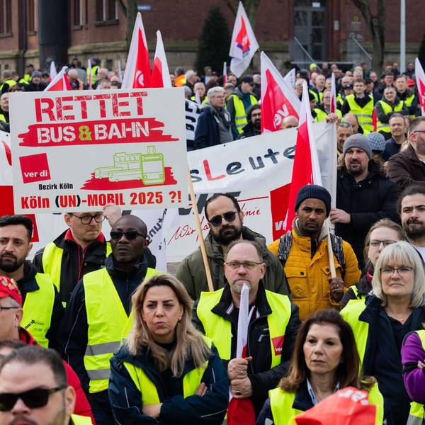 06.03.2024, Nordrhein-Westfalen, Dortmund: Beschäftigte des öffentlichen Nahverkehrs demonstrieren bei einer zentralen Streikkundgebung der Dienstleistungsgewerkschaft Verdi auf dem Friedensplatz.