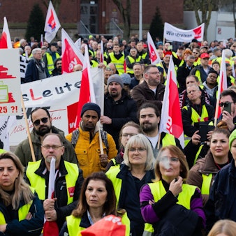06.03.2024, Nordrhein-Westfalen, Dortmund: Beschäftigte des öffentlichen Nahverkehrs demonstrieren bei einer zentralen Streikkundgebung der Dienstleistungsgewerkschaft Verdi auf dem Friedensplatz.