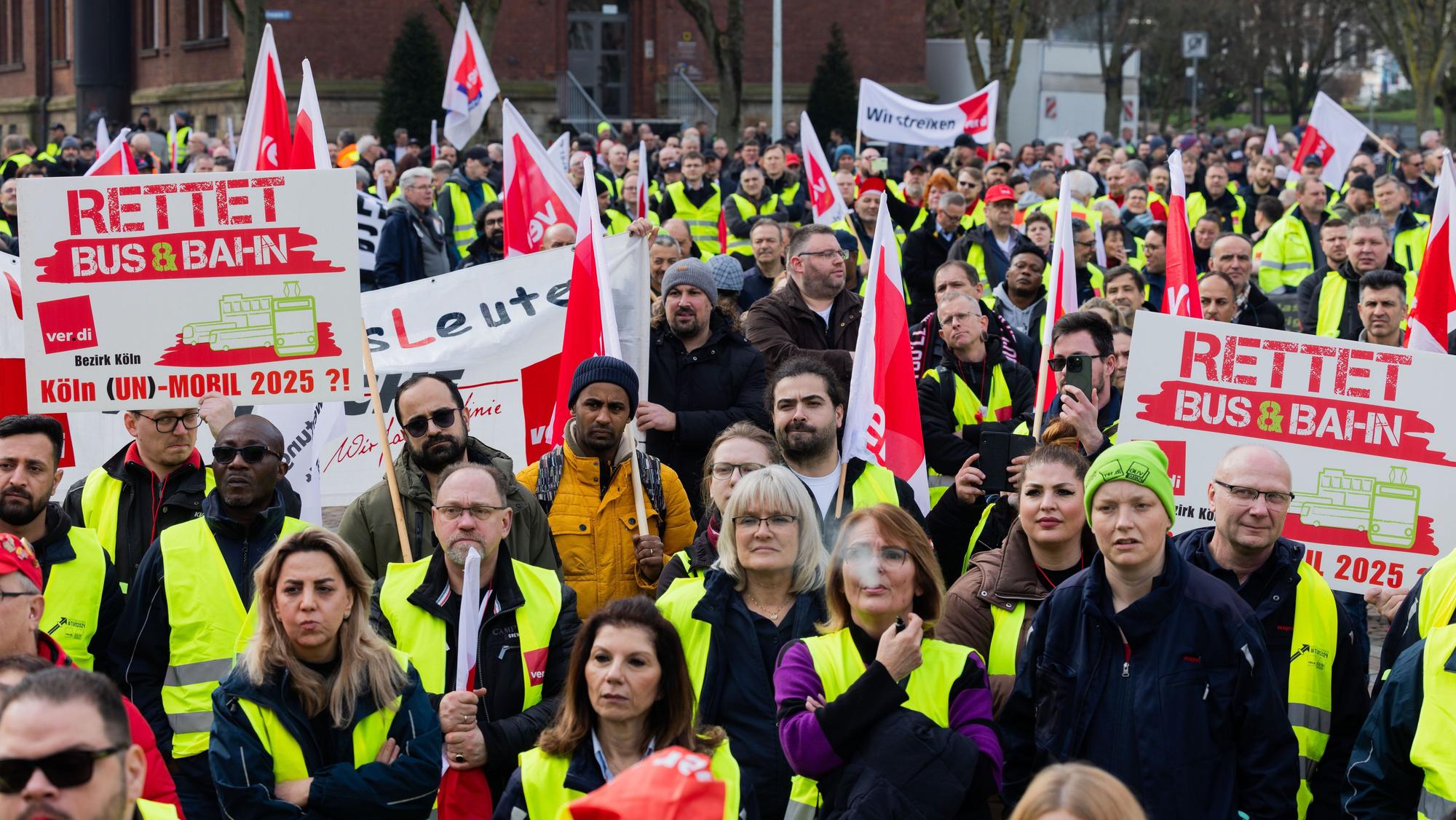06.03.2024, Nordrhein-Westfalen, Dortmund: Beschäftigte des öffentlichen Nahverkehrs demonstrieren bei einer zentralen Streikkundgebung der Dienstleistungsgewerkschaft Verdi auf dem Friedensplatz.