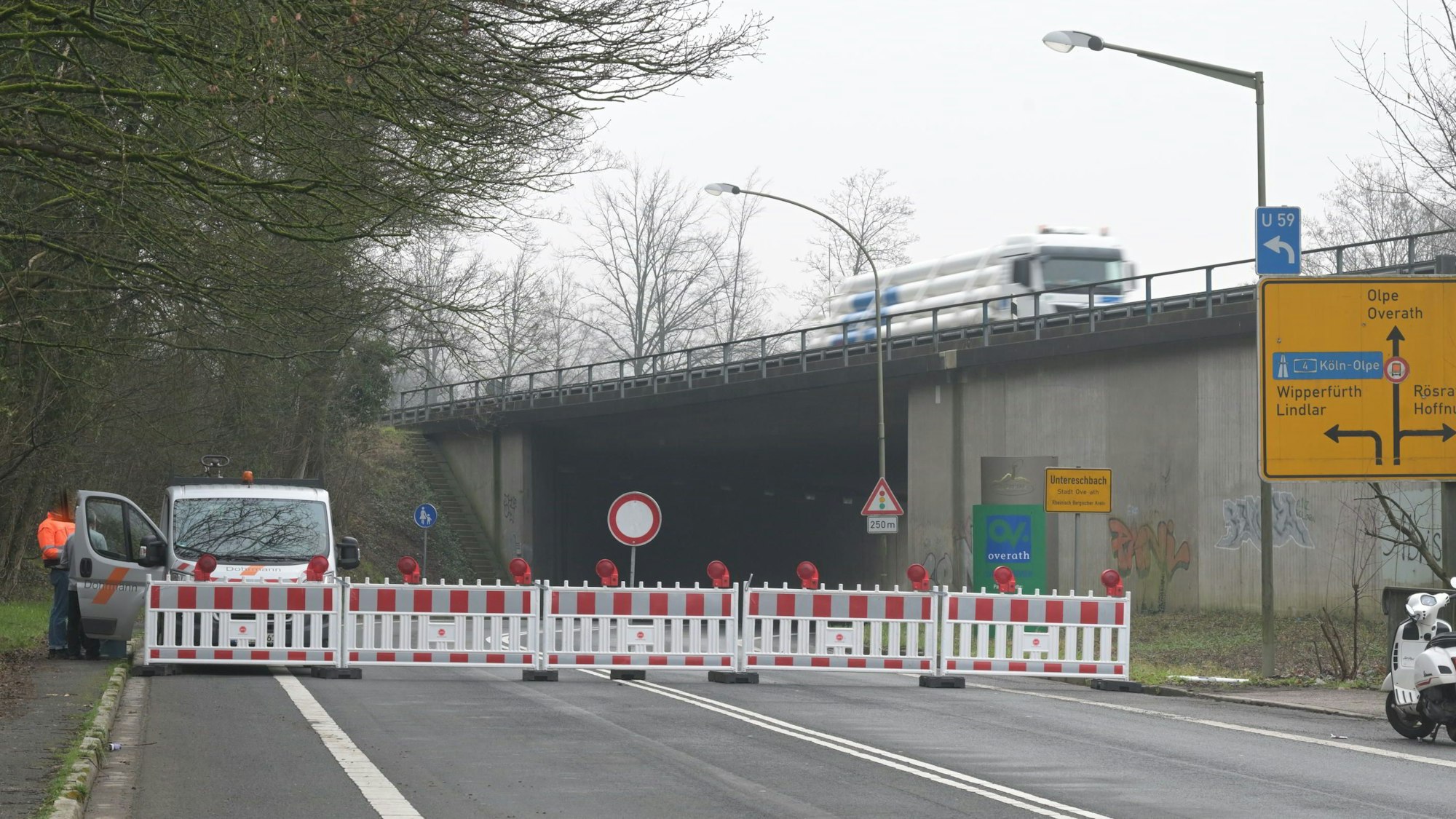 Sperrung der L136 unter der Brücke der A4 bei Untereschbach.