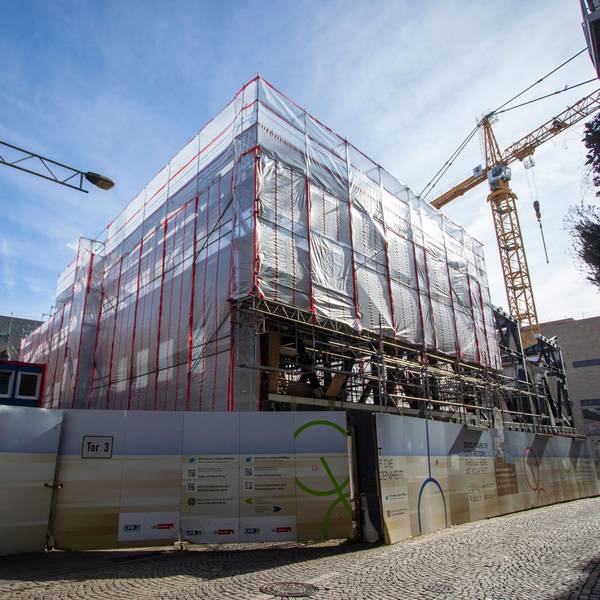 Hinter Planen verschwunden: Auf der MiQua-Baustelle am Historischen Rathaus müssen Mängel im Stahlbau beseitigt werden.