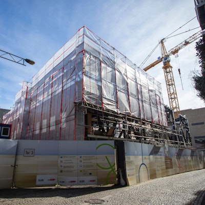 Hinter Planen verschwunden: Auf der MiQua-Baustelle am Historischen Rathaus müssen Mängel im Stahlbau beseitigt werden.