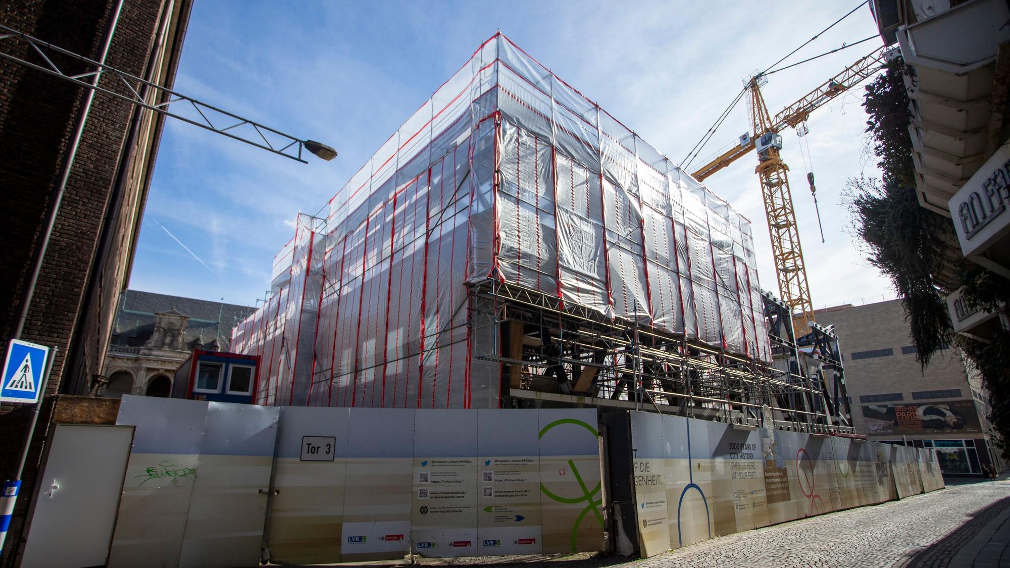 Hinter Planen verschwunden: Auf der MiQua-Baustelle am Historischen Rathaus müssen Mängel im Stahlbau beseitigt werden.