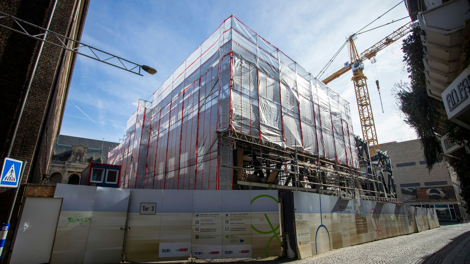 Hinter Planen verschwunden: Auf der MiQua-Baustelle am Historischen Rathaus müssen Mängel im Stahlbau beseitigt werden.