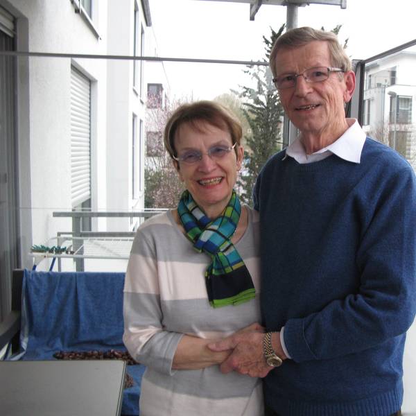 Das Bild zeigt das Stiftungsgründerpaar Gertrud und Hans-Georg Felix auf einem Balkon.