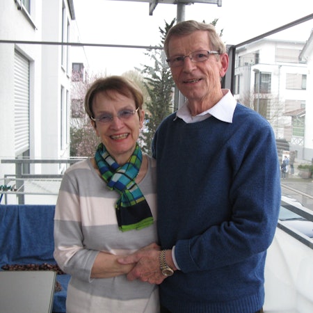 Das Bild zeigt das Stiftungsgründerpaar Gertrud und Hans-Georg Felix auf einem Balkon.