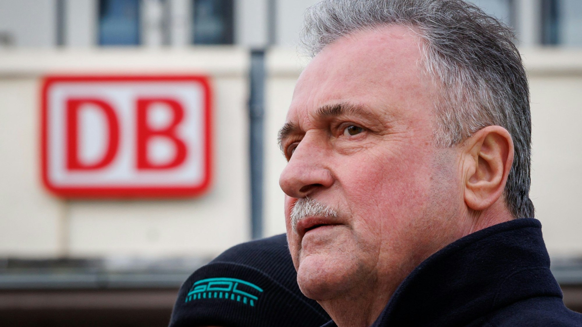 Claus Weselsky, Bundesvorsitzender der GDL, während einer früheren Kundgebung. Bei der Deutschen Bahn stehen erneut Streiks an.