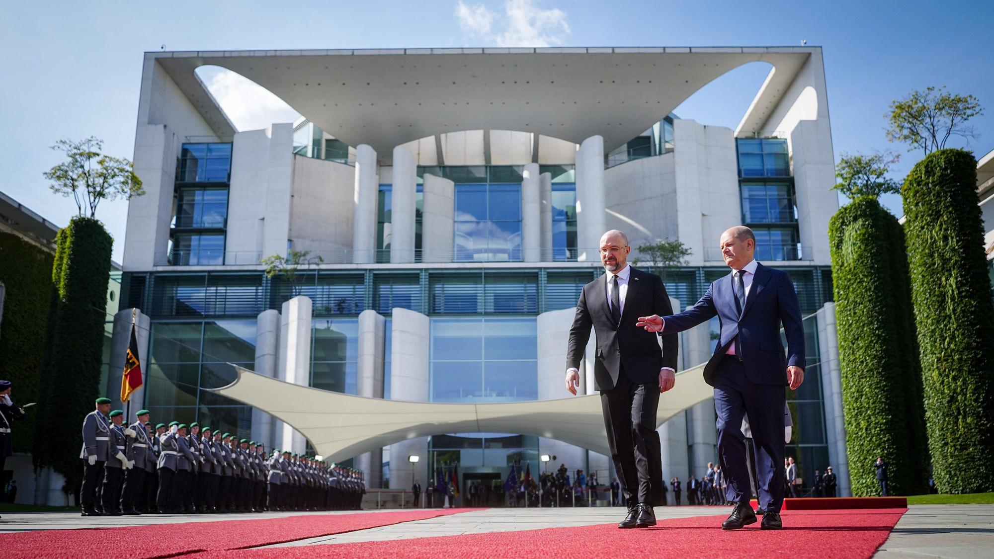 Bundeskanzler Olaf Scholz (SPD, r) geht neben Denys Schmyhal, Ministerpräsident der Ukraine, beim Empfang mit militärischen Ehren.