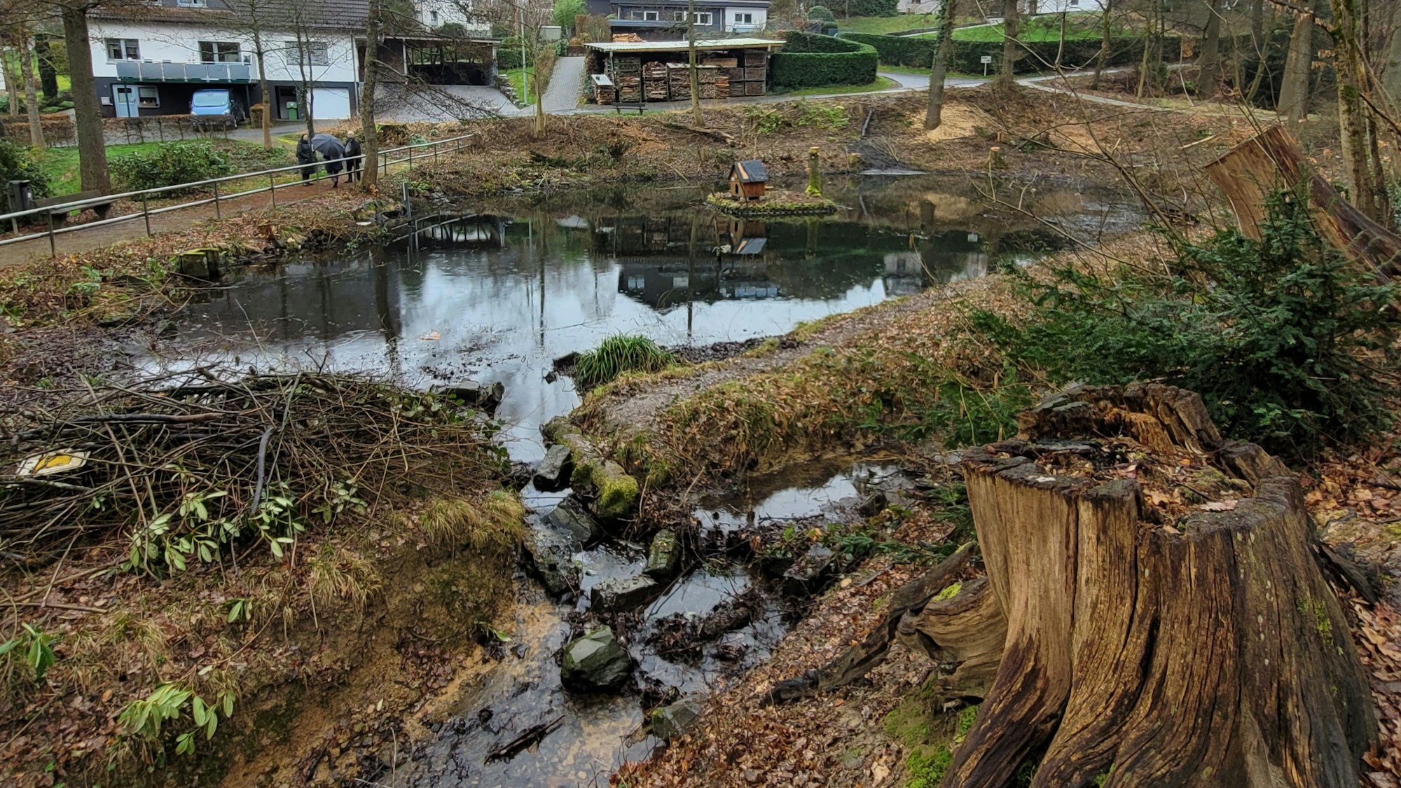 Sieht wüst aus, ist aber so gewollt: In Waldbröl ist der Wiedenhofpark nun bereit für neue, vor allem heimische Sträucher und Gewächse. Am Wochenende hat vor allem der Nabu dort geschuftet.