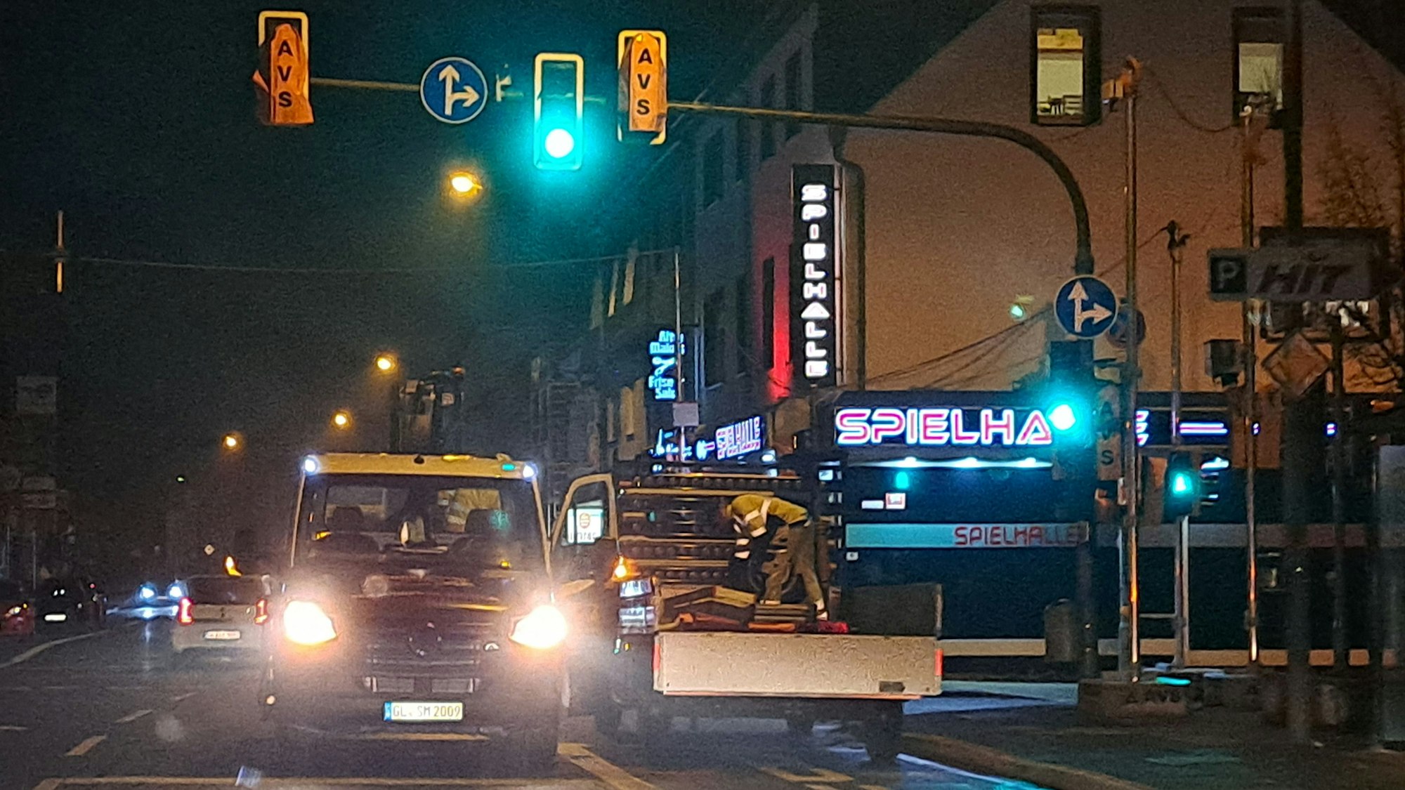 Einrichtung der Verkehrsführung rund um die neue Großbaustelle an der Autobahnbrücke der A 4 in Overath-Untereschbach.