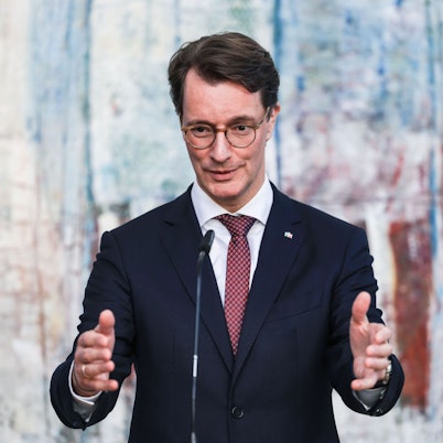 Hendrik Wüst (l, CDU) Ministerpräsident von Nordrhein-Westfalen