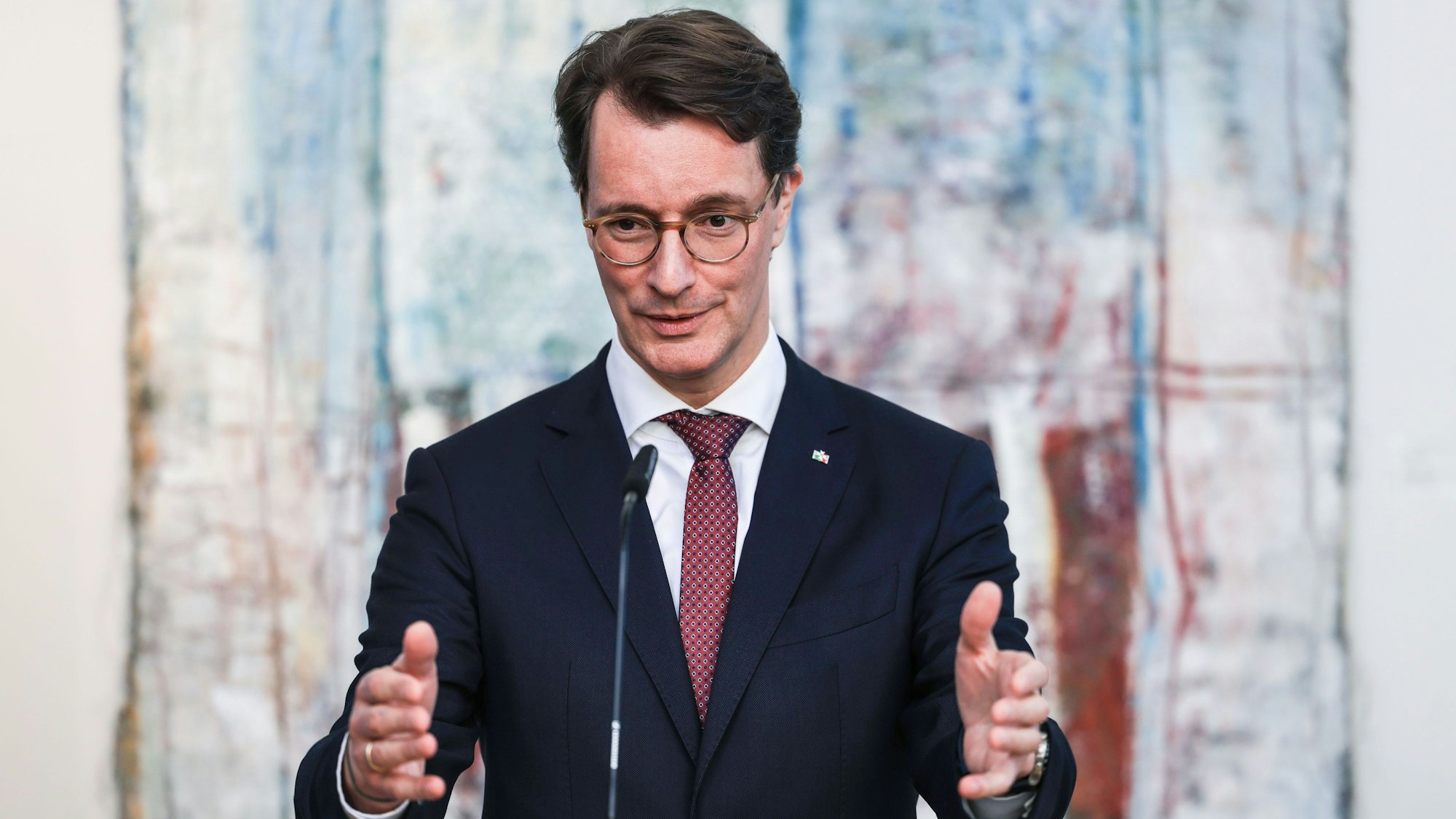 Hendrik Wüst (CDU) Ministerpräsident von Nordrhein-Westfalen, spricht nach einer CDU-Fraktionssitzung im Landtag. Im NRW-Check hat er aktuell hohe Zustimmungswerte.