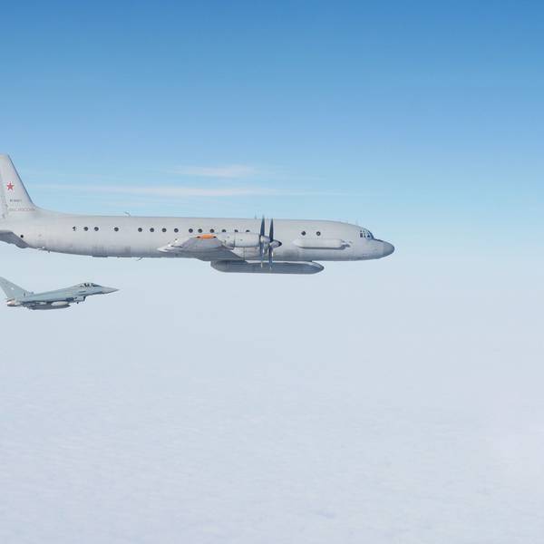 Ein Eurofighter der deutschen Luftwaffe überprüft ein russisches Flugzeug des Herstellers Iljuschin im Luftraum über der Ostsee. Die Alarmrotte der Luftwaffe war wegen zwei unbekannten russischen Militärflugzeugen am Freitag (1. März 2024) alarmiert worden.