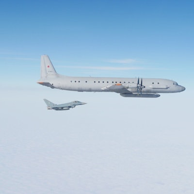 Ein Eurofighter der deutschen Luftwaffe überprüft ein russisches Flugzeug des Herstellers Iljuschin im Luftraum über der Ostsee. Die Alarmrotte der Luftwaffe war wegen zwei unbekannten russischen Militärflugzeugen am Freitag (1. März 2024) alarmiert worden.