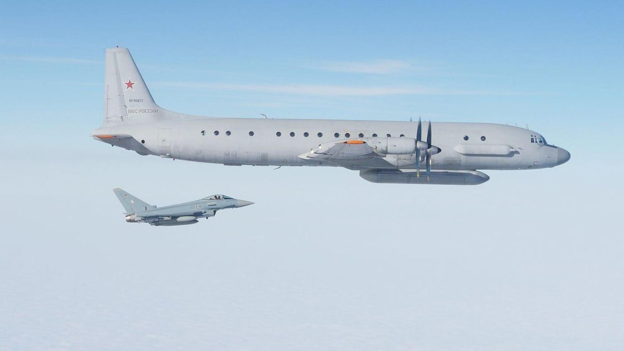 Ein Eurofighter der deutschen Luftwaffe überprüft ein russisches Flugzeug des Herstellers Iljuschin im Luftraum über der Ostsee. Die Alarmrotte der Luftwaffe war wegen zwei unbekannten russischen Militärflugzeugen am Freitag (1. März 2024) alarmiert worden.