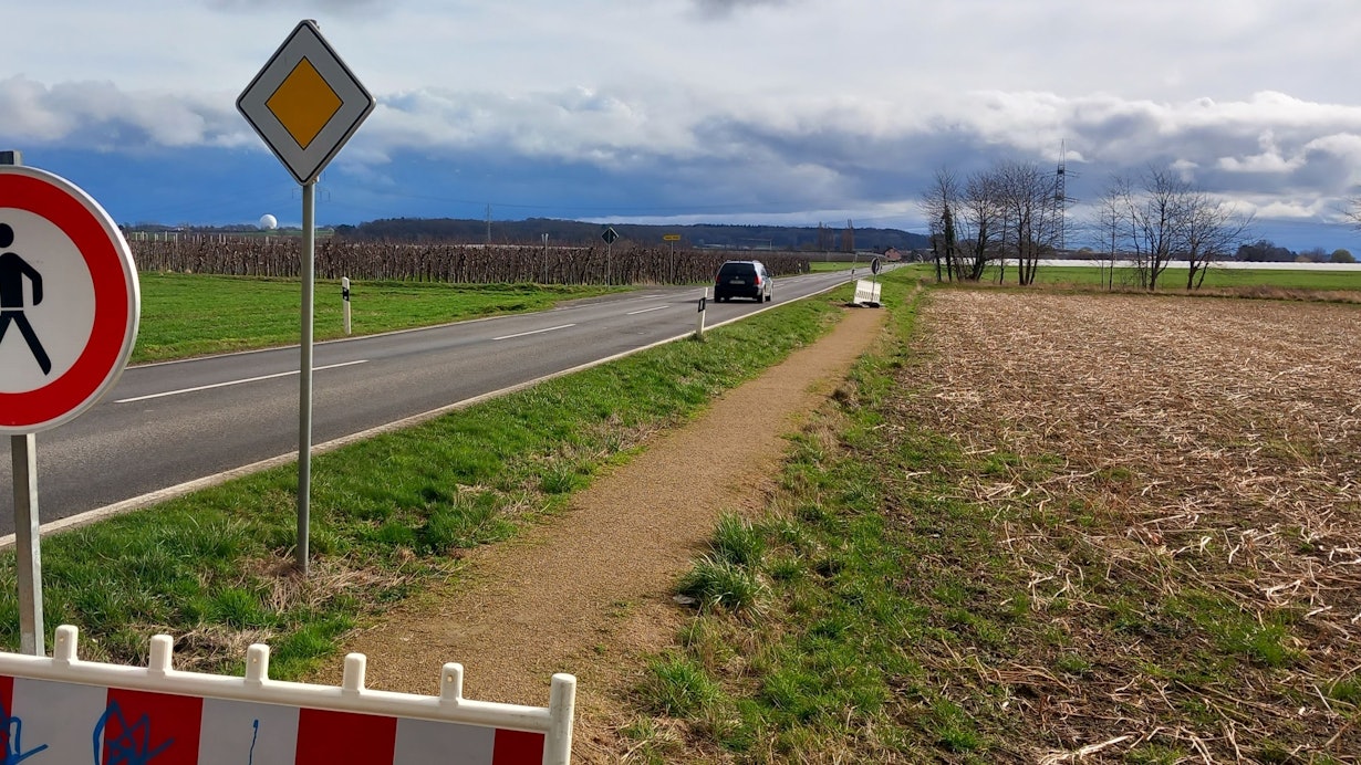Der kurze Kiesweg neben der Landstraße ist gesperrt.